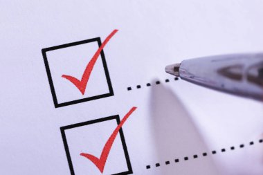 İşadamı Kontrol Listesine Yazarken Kesilen Resim