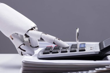Robot bir el hesap makinesi kullanma Office faturaları hesaplama Close-Up