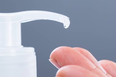 Alkol kullanan bir kadın Close-up