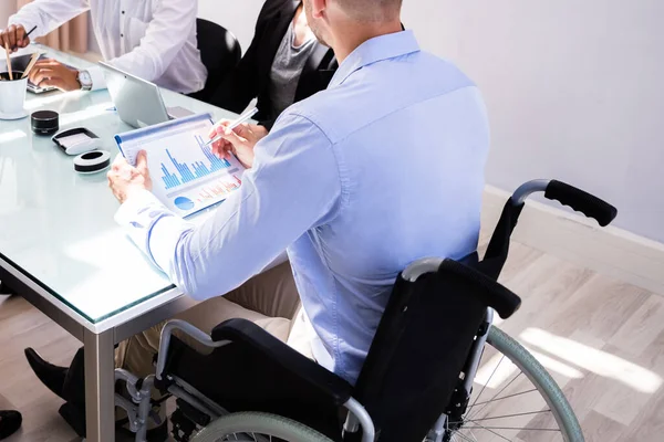 Gestionnaire Masculin Handicapé Assis Avec Ses Collègues Sur Lieu Travail — Photo