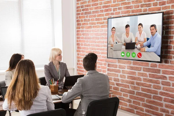 Grupo Empresarios Que Tienen Videoconferencia Sala Juntas — Foto de Stock