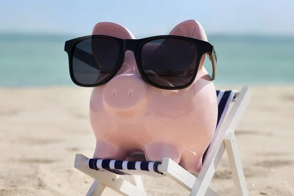 Piggy Bank Cadeira Praia Com Óculos Sol — Fotografia de Stock