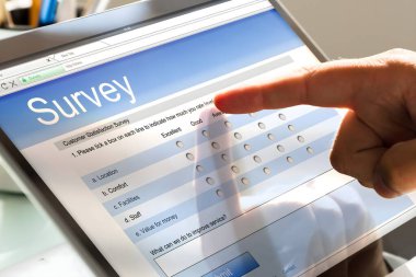 Yakın çekim bir işadamı el laptop Office online anket formu doldurma
