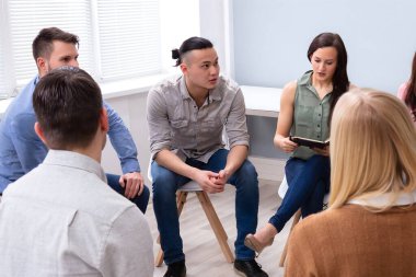 Genç Multiracial Millennial Arkadaşlar Daire Içinde Oturan Grup Tartışma having