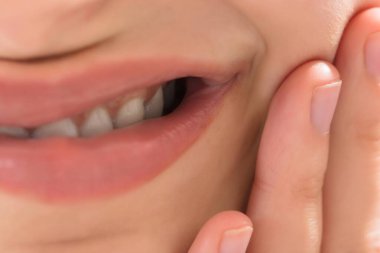 Close-Up diş sorunu olan bir kadın