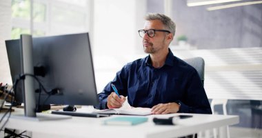 Sanal Görüntülü Konferans Telefonundaki Adam