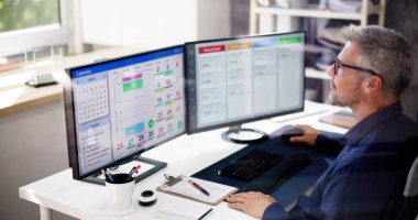 Dizüstü bilgisayardaki Kanban Proje Yönetimi Yazılımı. Dijital Takvim Zamanlaması