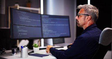 Kodlayıcı masadaki bilgisayarı kullanıyor. Web Geliştirici