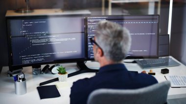 Kodlayıcı masadaki bilgisayarı kullanıyor. Web Geliştirici