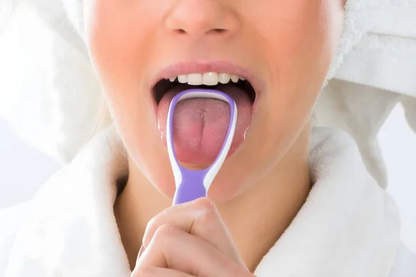 Close Woman Looking Mirror Cleaning Her Tongue — Stock Photo, Image