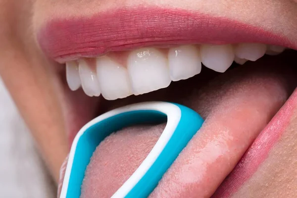 Nahaufnahme Einer Frau Die Ihre Zunge Mit Reiniger Reinigt — Stockfoto
