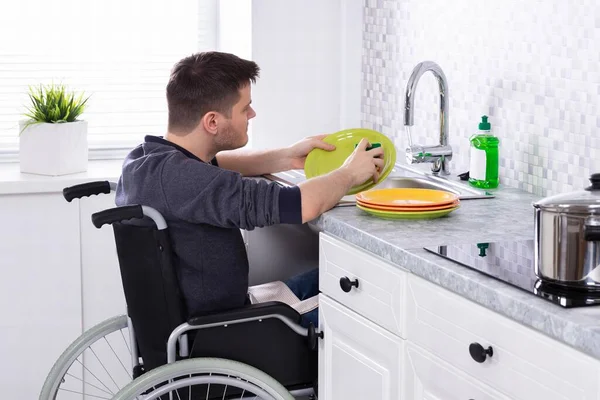 Man Sitting Wheelchair Washing Cleaning Dishes Kitchen — Stock Photo, Image