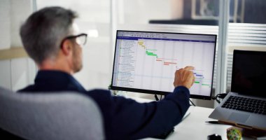 İş Adamı Bilgisayar Ekranında Takvim Zamanlaması Kullanıyor