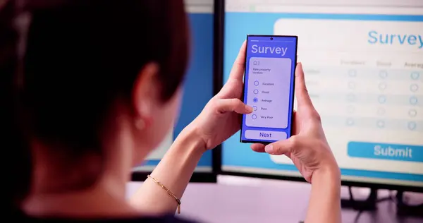 Umfrageformular Für Digitale Online Forschung Auf Dem Handy Bildschirm — Stockfoto