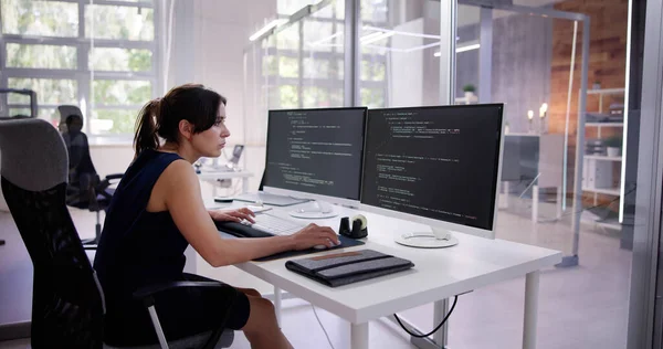 Programador Software Mujer Codificadora Usando Computadora Oficina — Foto de Stock