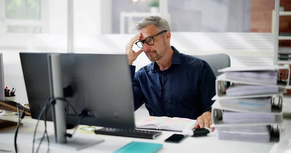 Uttråkad Workaholic Affärsman Vid Office Desk Med Stress — Stockfoto
