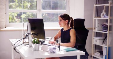 Ofisteki Bilgisayarda Mutlu İş Çalışanları Masaüstü