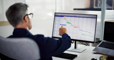 İş Adamı Bilgisayar Ekranında Takvim Zamanlaması Kullanıyor