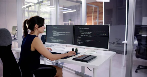 Programmeur Vrouw Codeert Meerdere Computerschermen — Stockfoto