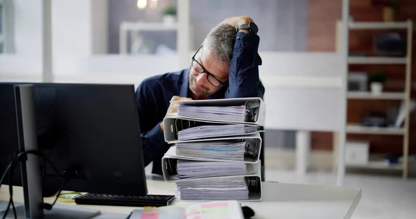 Workaholic Buchhalter Geschäftsmann Mit Kopfschmerzen Und Stress — Stockfoto