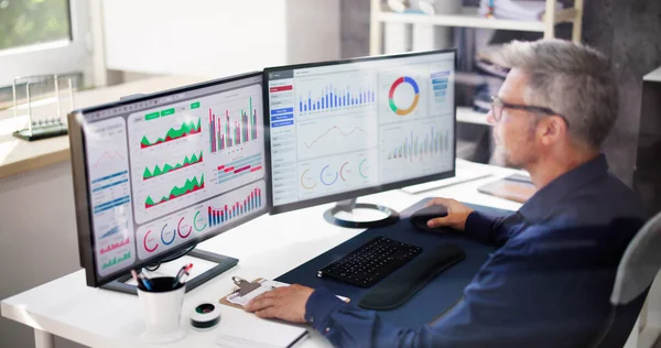 Data Dashboard Voor Financiële Bedrijfsanalyse Analist Man — Stockfoto