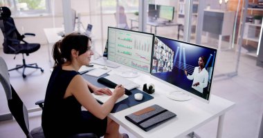 Sanal Eğitim Semineri Sözcüsü. Seyircilerle Eğitim Konferansı