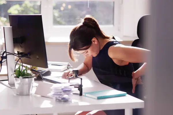 Dolor Espalda Mala Postura Mujer Sentada Oficina — Foto de Stock