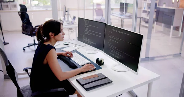 Programador Software Mujer Codificadora Usando Computadora Oficina — Foto de Stock