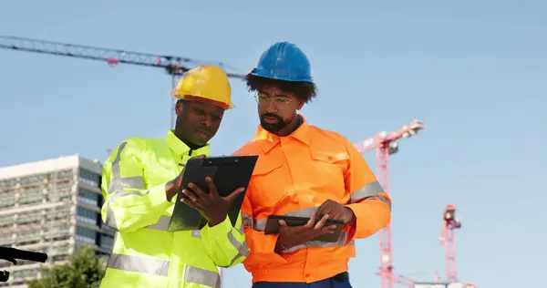 Construct Site Engineer Pointing Ispettore Lavoratore Con Appunti — Foto Stock