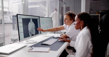 Mühendis fabrikada 3D CAD model tasarımı yapıyor.