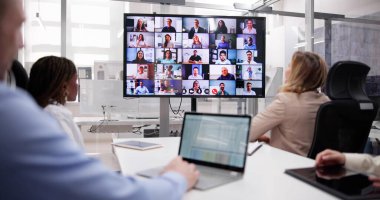 Toplantı Odasında Çevrimiçi Video Konferansı Çağrısı