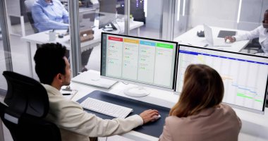 Agile Scrum Yönetimi ve Kanban Programı. İş Çalışanları Çalışıyor