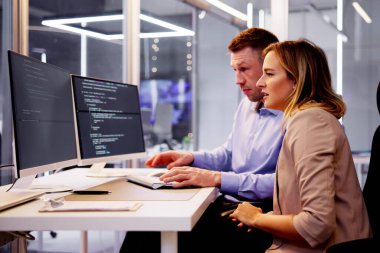 Bilgisayar Programcısı Ofisteki Bilgisayar Kodu Yazıyor