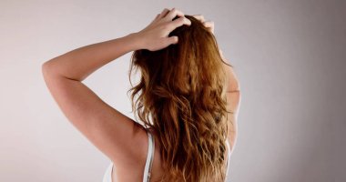 Kuru kafa derisi kaşınıyor ve kepekli uzun saç.