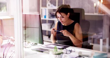 Uzaktan Denetim Mevduat Fotoğrafı Cep Telefonu ile Çekiyor