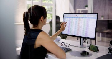 Bill 'in Ofisinde Tıbbi Kod ve Hesap Yöneticisi