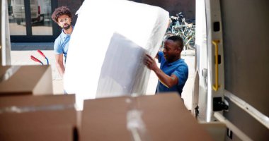 Mattress Taşı ve Teslimat Mover Truck 'ı kullanıyor. Mobilya TaşımasıName