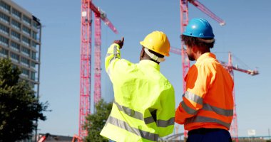 İnşaat Mühendisi İşaretleme. Pano ile İşçi Müfettişi