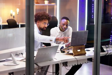 Bilgisayarda eğitim gören iş adamları. Ofisteki Genç İşçiler