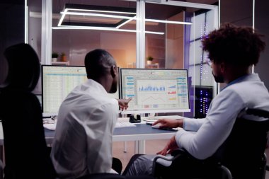 Bilgisayar üzerinde Hesap Tablosu İş Verileri ile Çalışan Analist