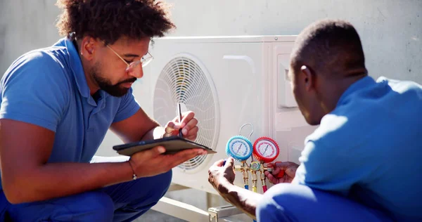 Industrial Air Conditioning Technician Hvac Cooling System Repair — Stock Photo, Image