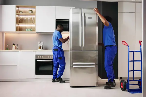冷蔵庫又は冷蔵庫の修理を行う電気技術者 — ストック写真