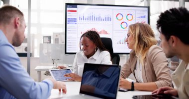 KPI Kontrol Paneli Sınıfta Grafik Sunumu. Fabrika Eğitimi