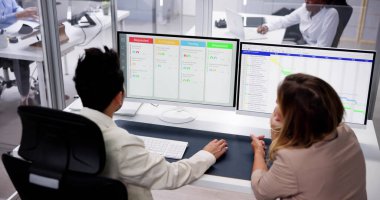 Agile Scrum Yönetimi ve Kanban Programı. İş Çalışanları Çalışıyor