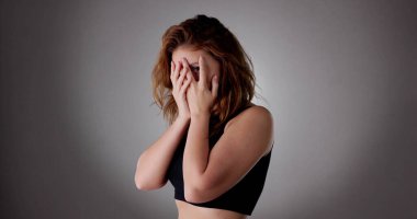 Parmaklarıyla Gözleri Saklayan Kadın. Ürkütücü Bakış