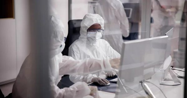 Engineer Using Software Technology Factory Facility — Stock Photo, Image