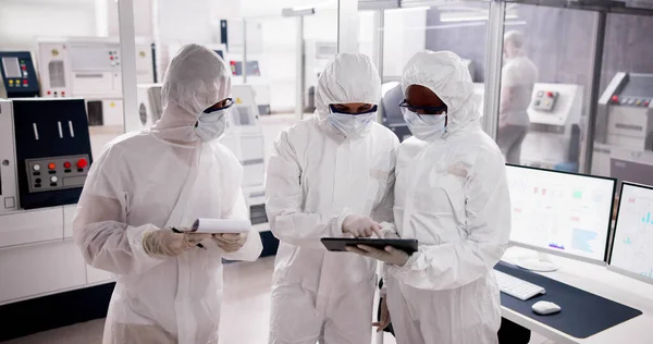 Fabbrica Produzione Semiconduttori Sterili Lavoratori Tuta — Foto Stock