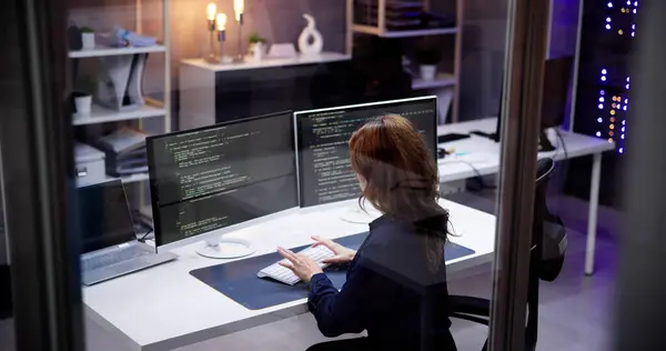 Προγραμματιστής Λογισμικού Γυναίκα Προγραμματιστών Που Χρησιμοποιεί Τον Υπολογιστή Γραφείων — Φωτογραφία Αρχείου