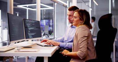 Bilgisayar Programcısı Ofisteki Bilgisayar Kodu Yazıyor