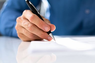 Her Darbede Uzmanlık: İmza için Kalemle Sözleşme Mektubu İmzalamak